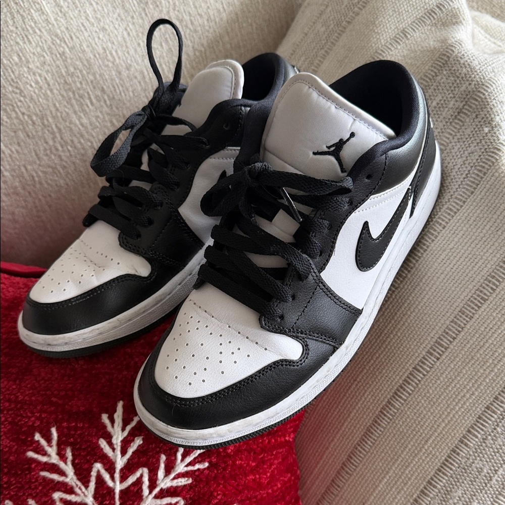 Nike Black and White Women’s Sneakers
